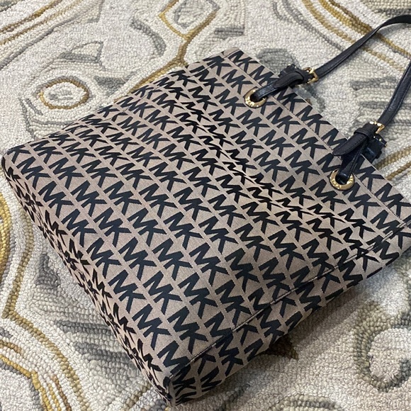 ๐ Michael kors EUC jet set xl gray black tote bag ๐ - Picture 5 of 13